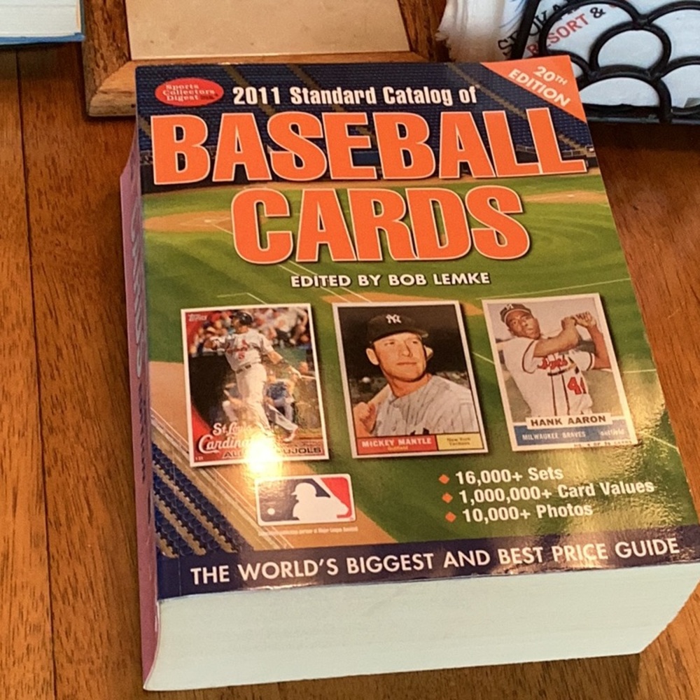 ⚠️2011 standard catalogue of baseball cards book-sports collectors digest⚠️